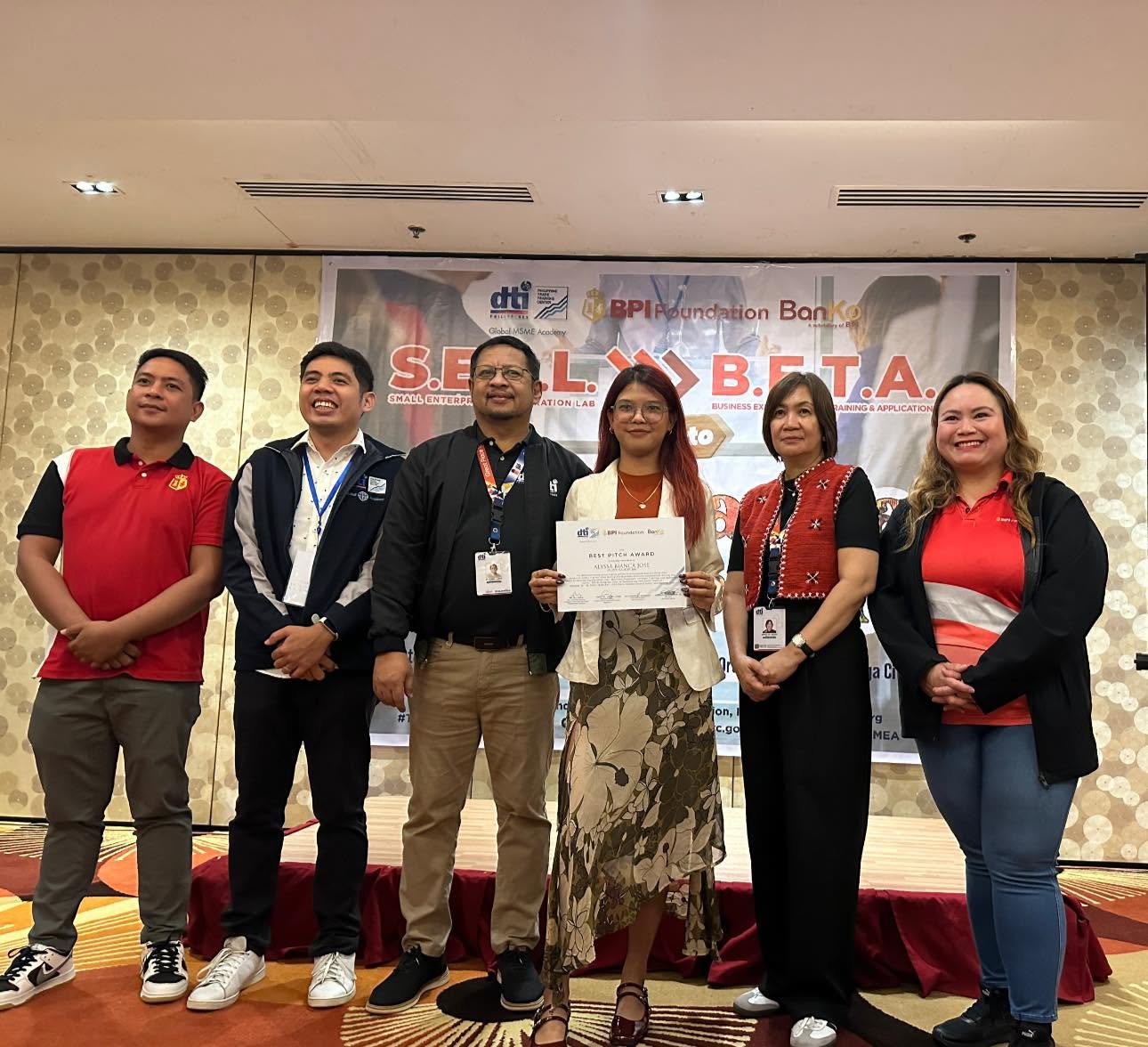 Alyssa receiving the Best Pitch Award at the SEAL to BETA program